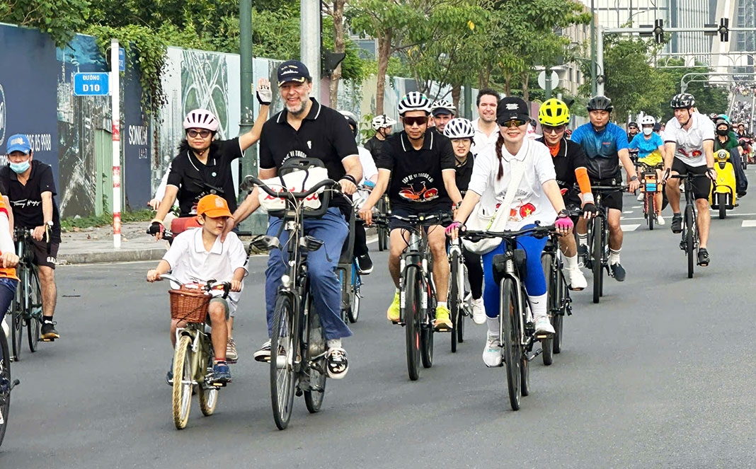 Green cycling event in HCM City draws 400 riders